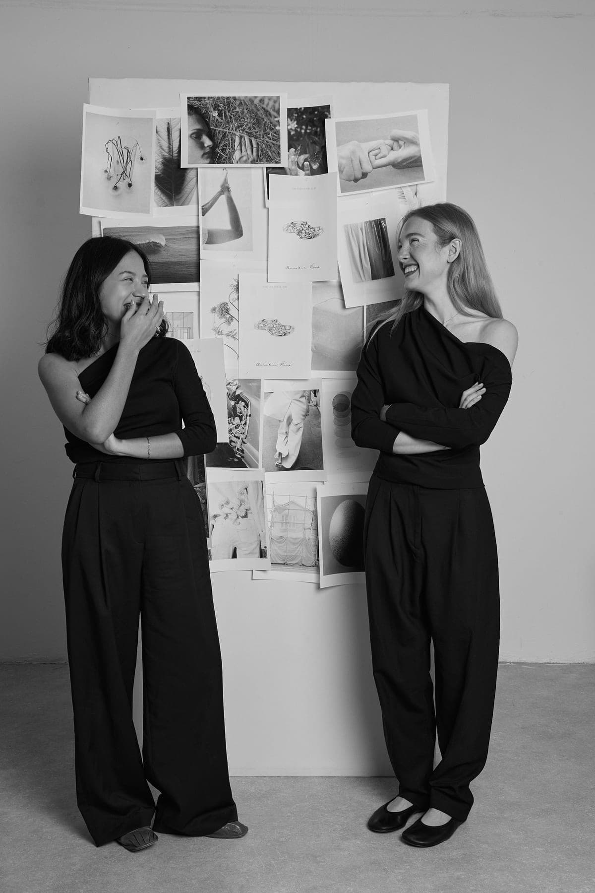 Nycole y Andy en el taller de Dalinda frente a su moodboard