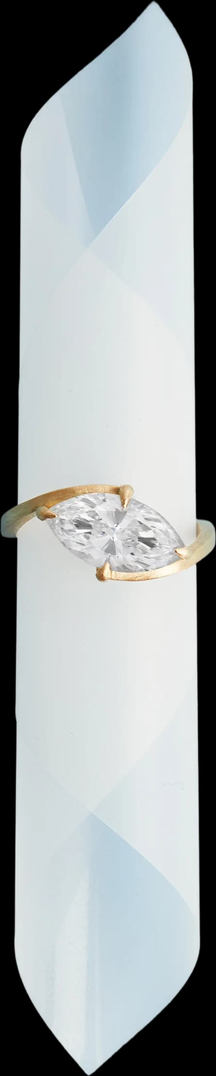 Anillo de compromiso a medida en oro de 18 k con diamante talla marquesa, hecho a mano en Barcelona