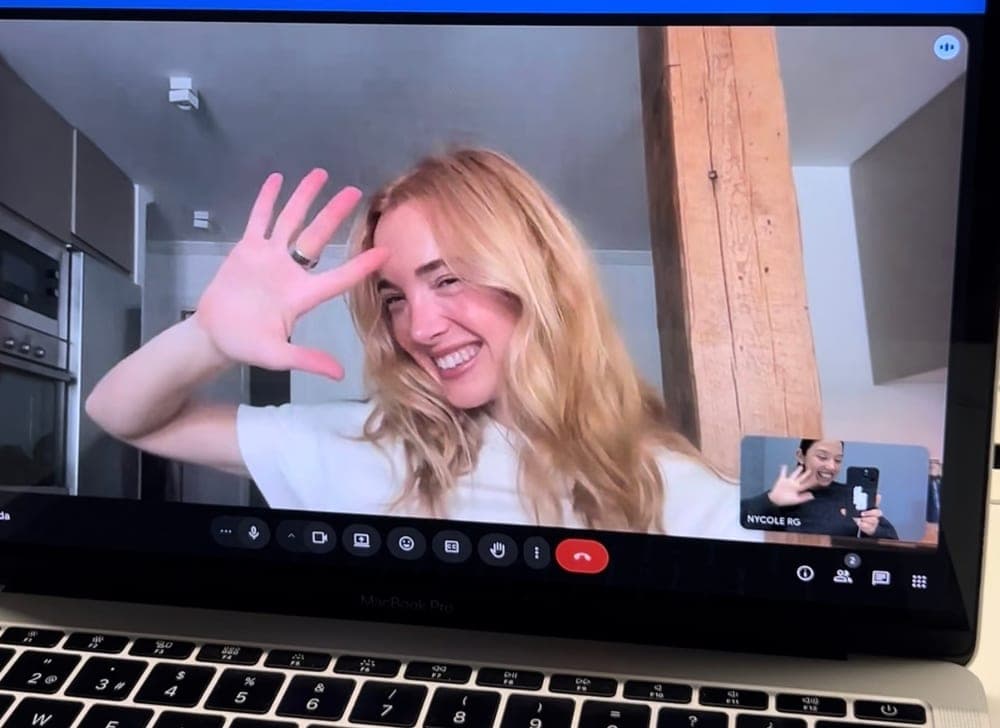 Videollamada con Nycole, la diseñadora de Dalinda, saludando desde su taller