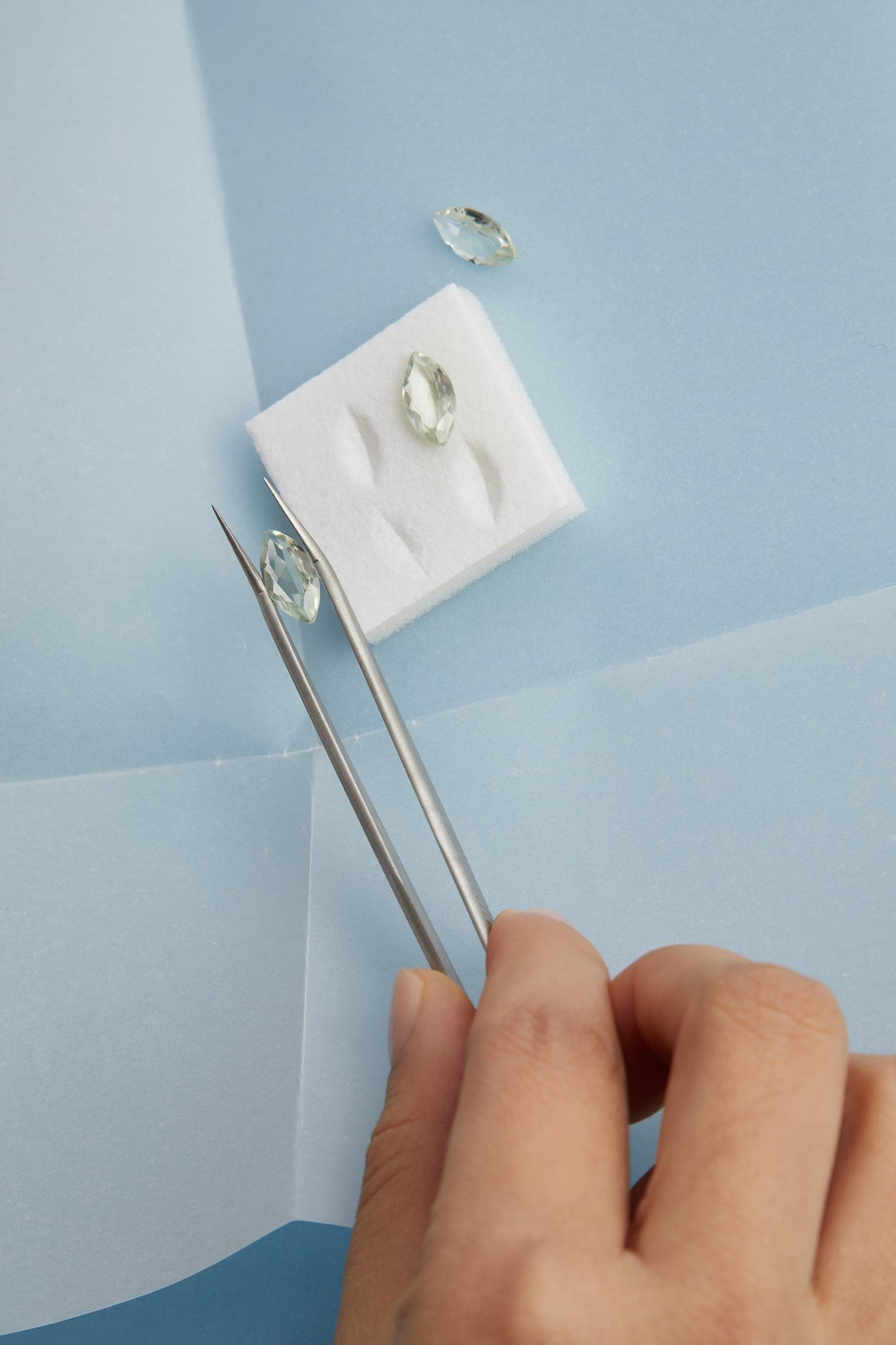 Diamantes certificados seleccionándose con pinzas