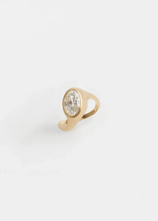 Anillo de compromiso a medida con diamante talla oval en engaste bisel sobre oro esculpido de 18 k