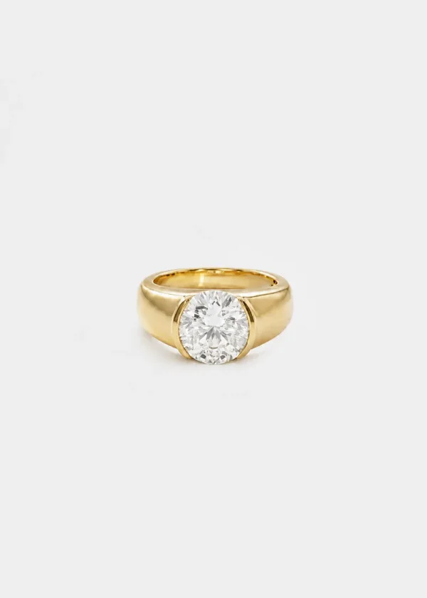 Anillo de compromiso a medida con diamante redondo engastado en banda gruesa de oro de 18 k