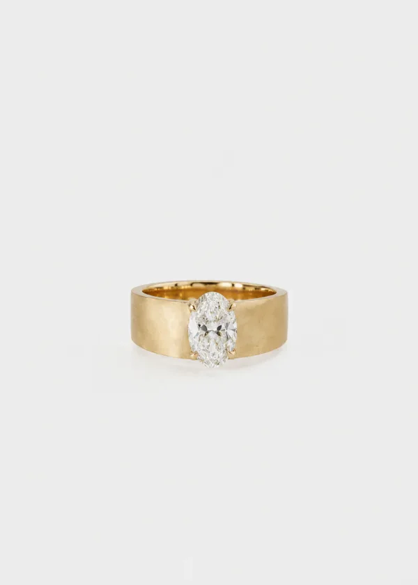 Anillo de compromiso a medida con diamante talla oval sobre banda ancha de oro de 18 k