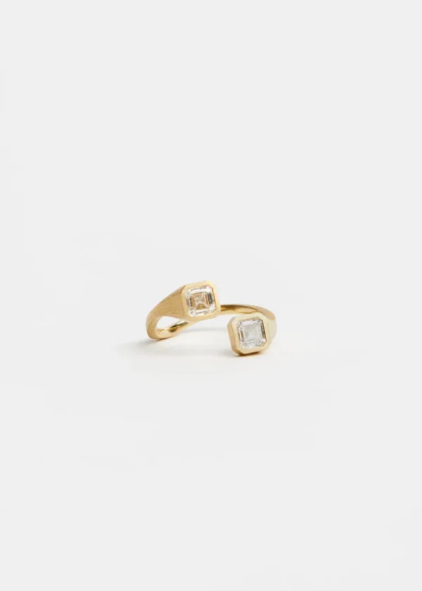 Anillo de compromiso a medida abierto con dos diamantes de talla cuadrada en oro de 18 k