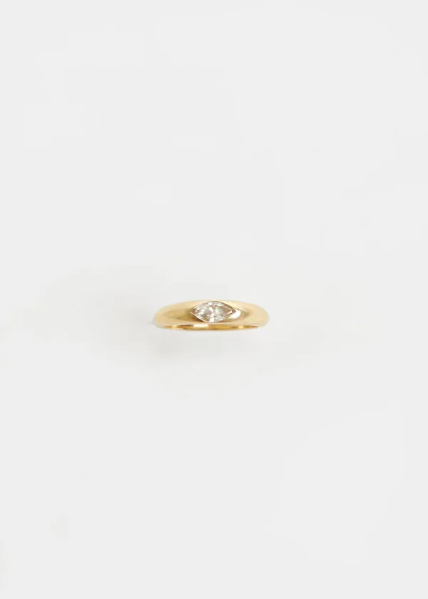 Anillo de compromiso a medida con diamante talla oval engastado a ras en banda fina de oro de 18 k