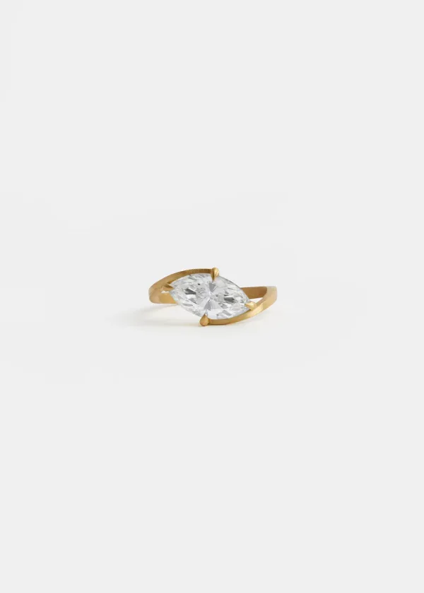 Anillo de compromiso a medida con diamante talla marquesa sobre banda cruzada de oro de 18 k